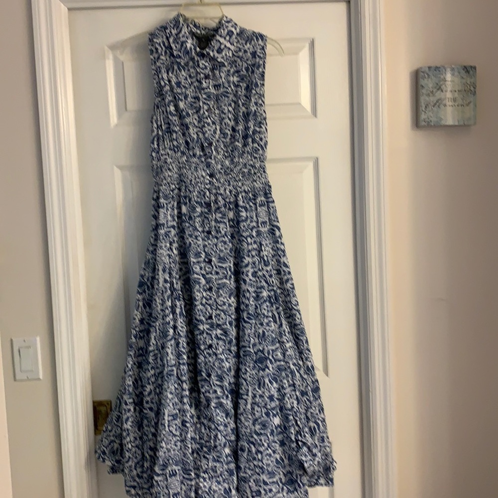 A sleeveless shirt dress